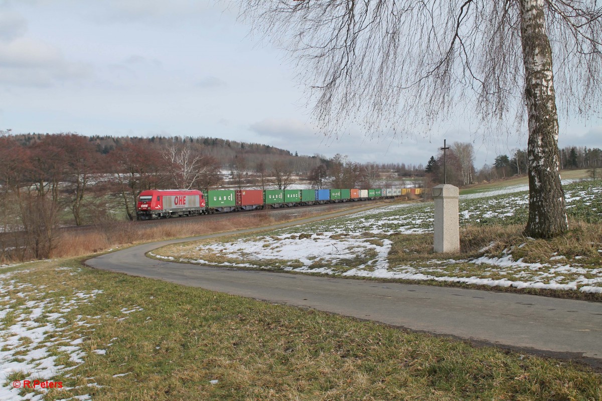 290082 mit dem Wiesau Containerzug nach Hamburg bei Lengenfeld. 04.03.16