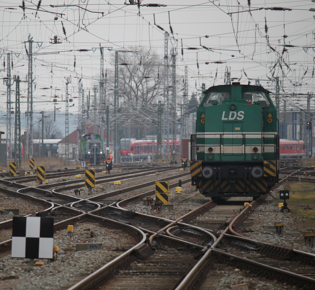 293 511-2 war am 27.02.2015 immer noch im Rostocker Hbf abgestellt im Hintergrund machte sich 650 114-8 ntzlich.