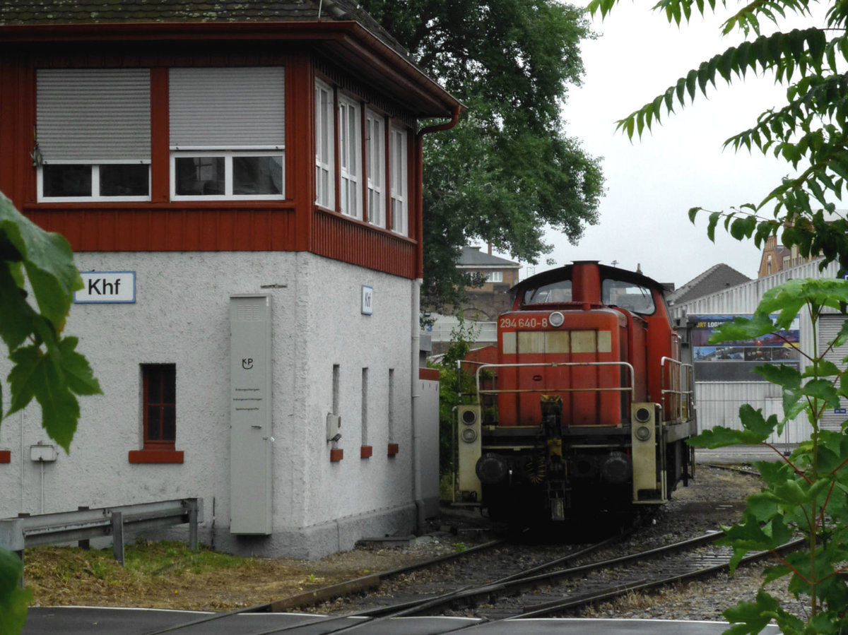 294 640 macht am 5.7.18 vor dem Stellwerk Khf im Karlsruher Hafen Betriebspause.