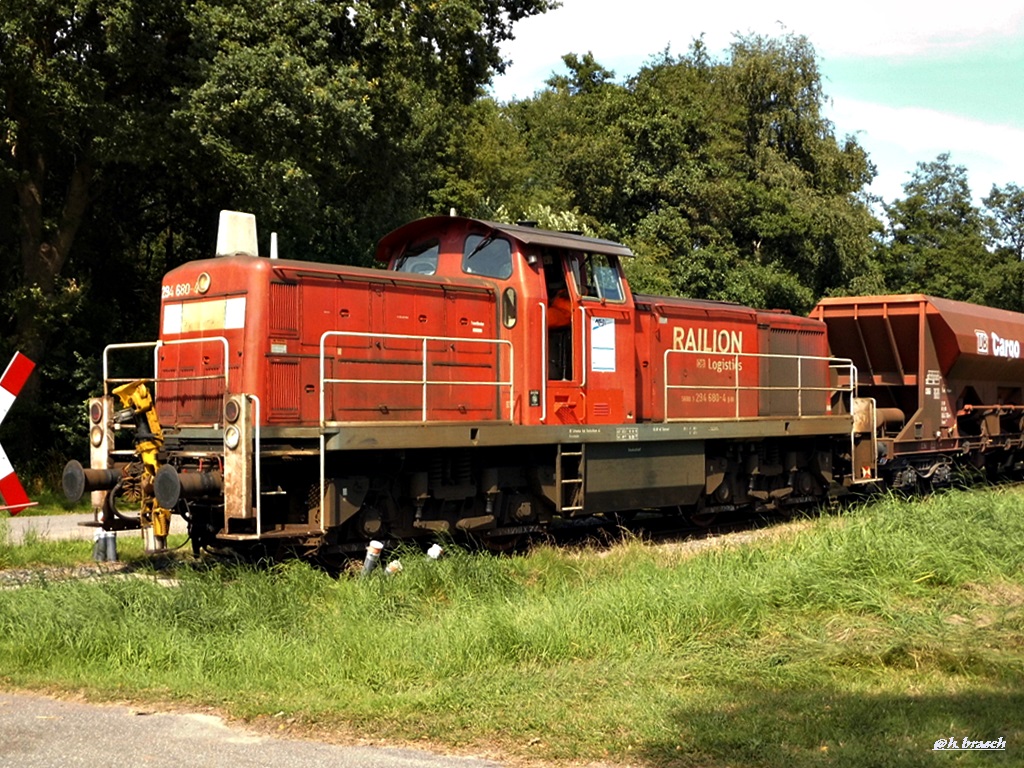 294 680-4 mit einen mischer,kurz vor der abfahrt vom bahnhof glinde,19.07.17