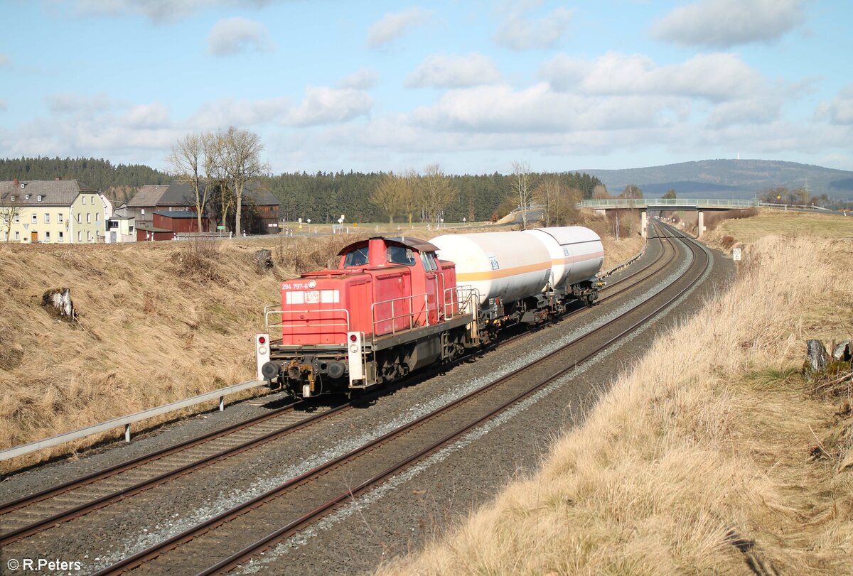 294 797-6 zieht 2 Gaskesselwagen in Richtung Marktredwitz bei Neudes. 23.03.22