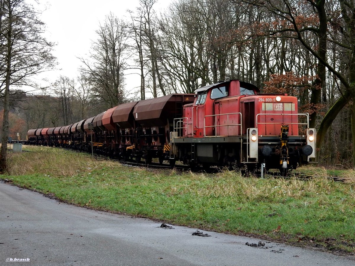 294 809 fuhr mit einen schotterzug von koops,zum bahnhof gline,13.12.17