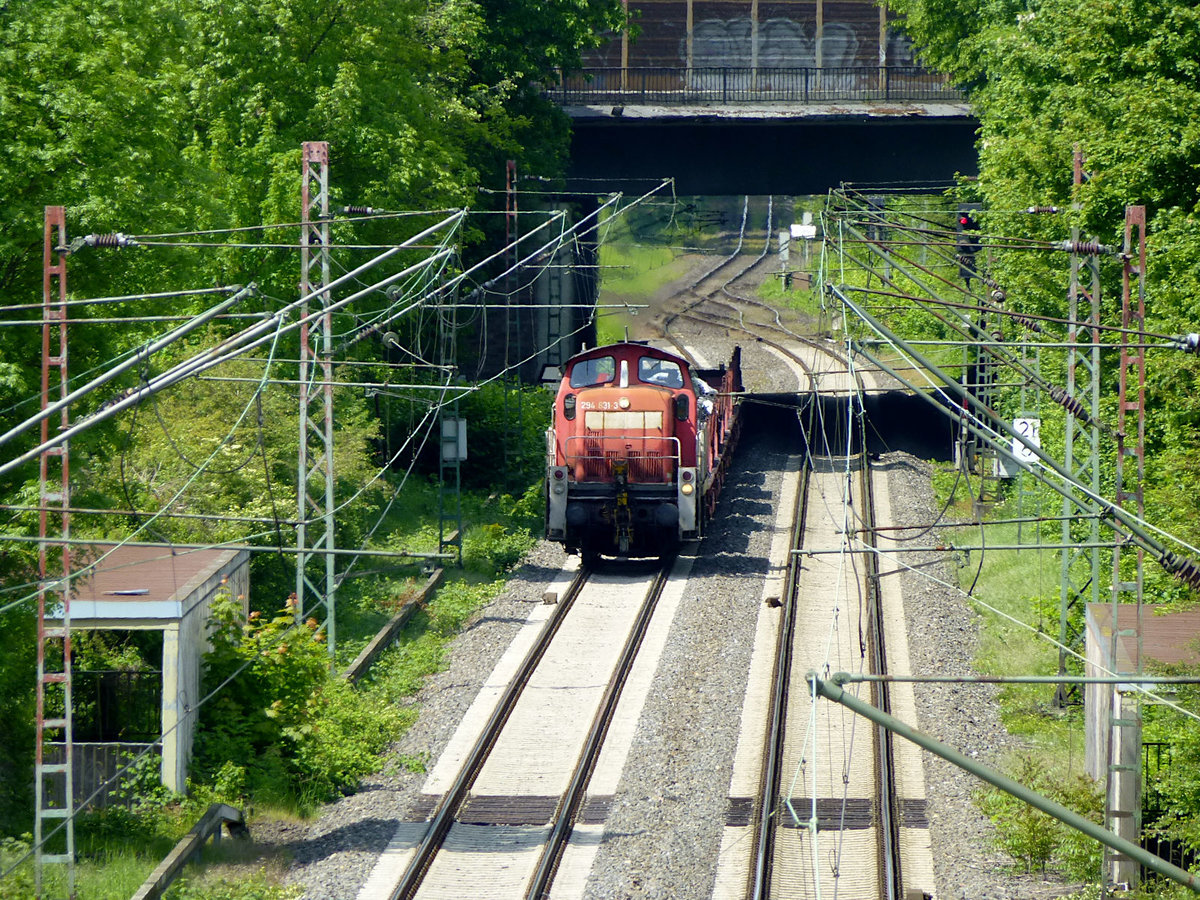 294 831 ist am 16.5.19 mit einer kurzen Übergabe nach Osterfeld unterwegs. Sie hat gerade die A516 unterquert und nähert sich nun der nächsten Unterführung.