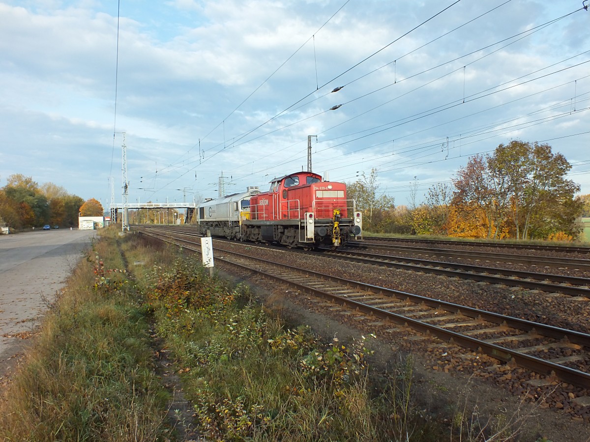 294 839 schleppt am 22.10.13 247 007 durch Saarmund.