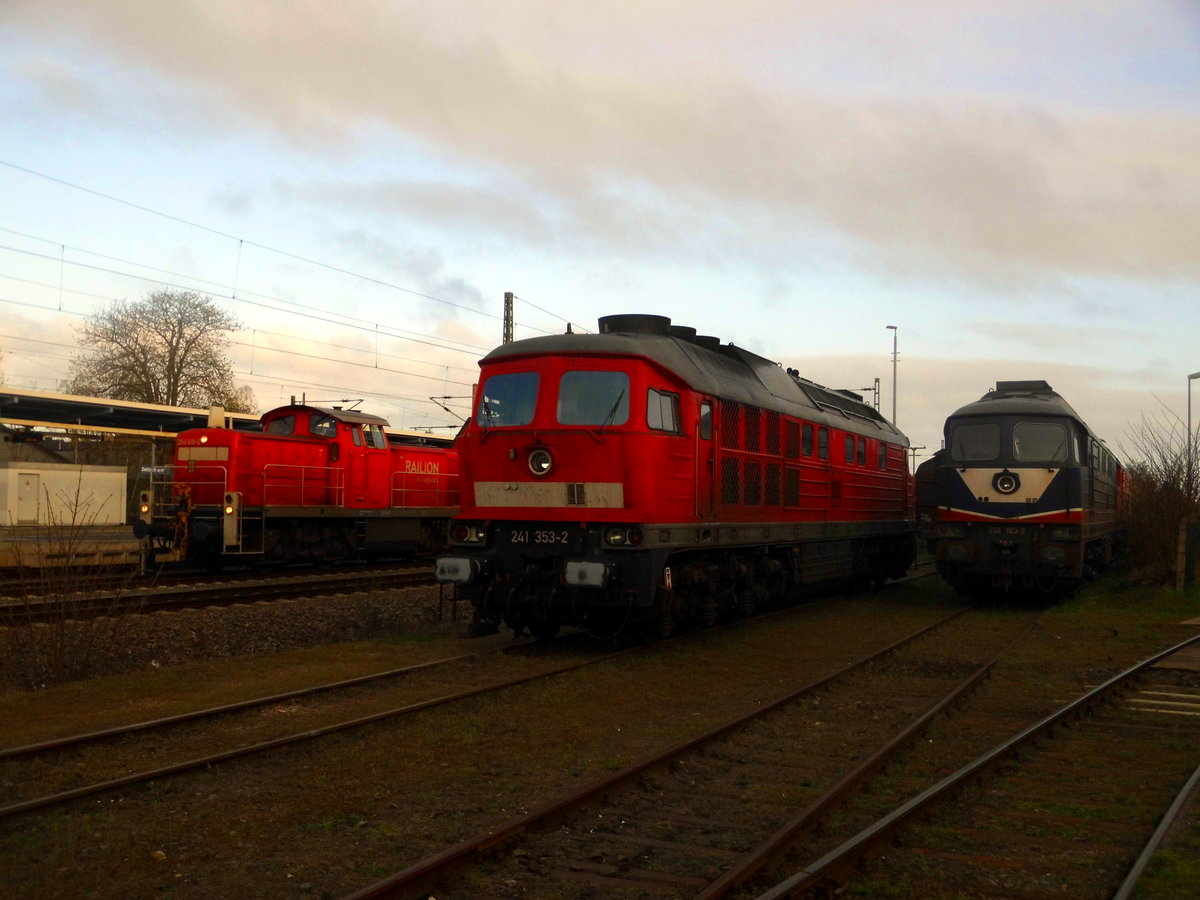 294 XXX, 241 353 der EBS und 232 103 der LEG in Delitzsch am 6.4.17