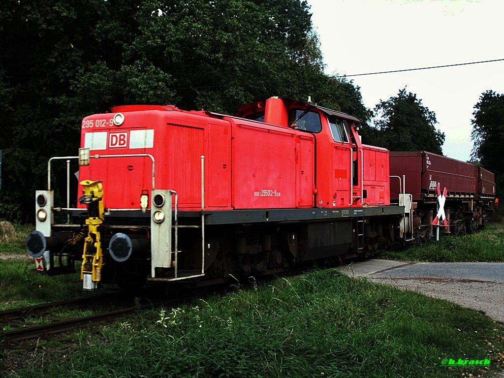 295 012-9 bei der abfahrt mit einen schotterzug vom bhf glinde,datum 17.09.14