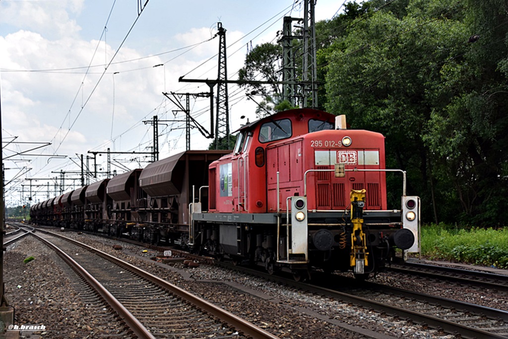 295 012-9 ist mit einen schotterzug durch hh-harburg gefahren,21.06.16