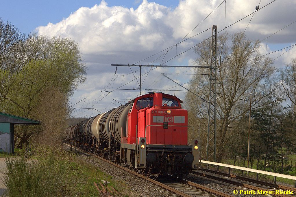 295 018 mit Kesselwagenzug Neukloster (Kreis Stade) Richtung Maschen Rbf.