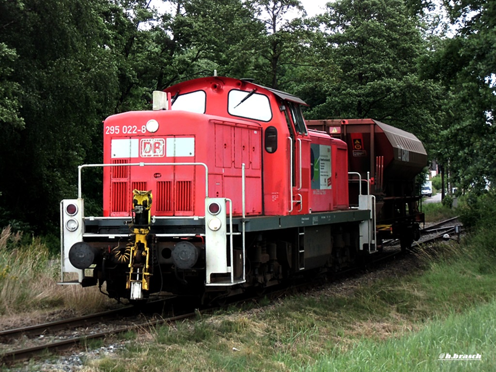 295 022-8 kurz vor der abfahrt mit einen FACNS,vom glinder bahnhof,29.06.16