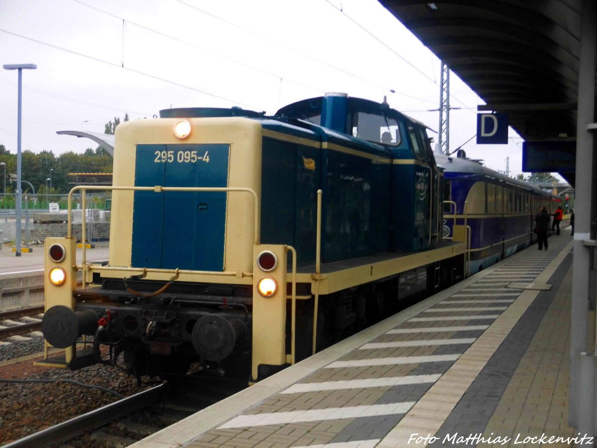 295 095 mit dem SVT 137 234 beim kurzen zwischenhalt im Bahnhof Lutherstadt Wittenberg am 8.10.16