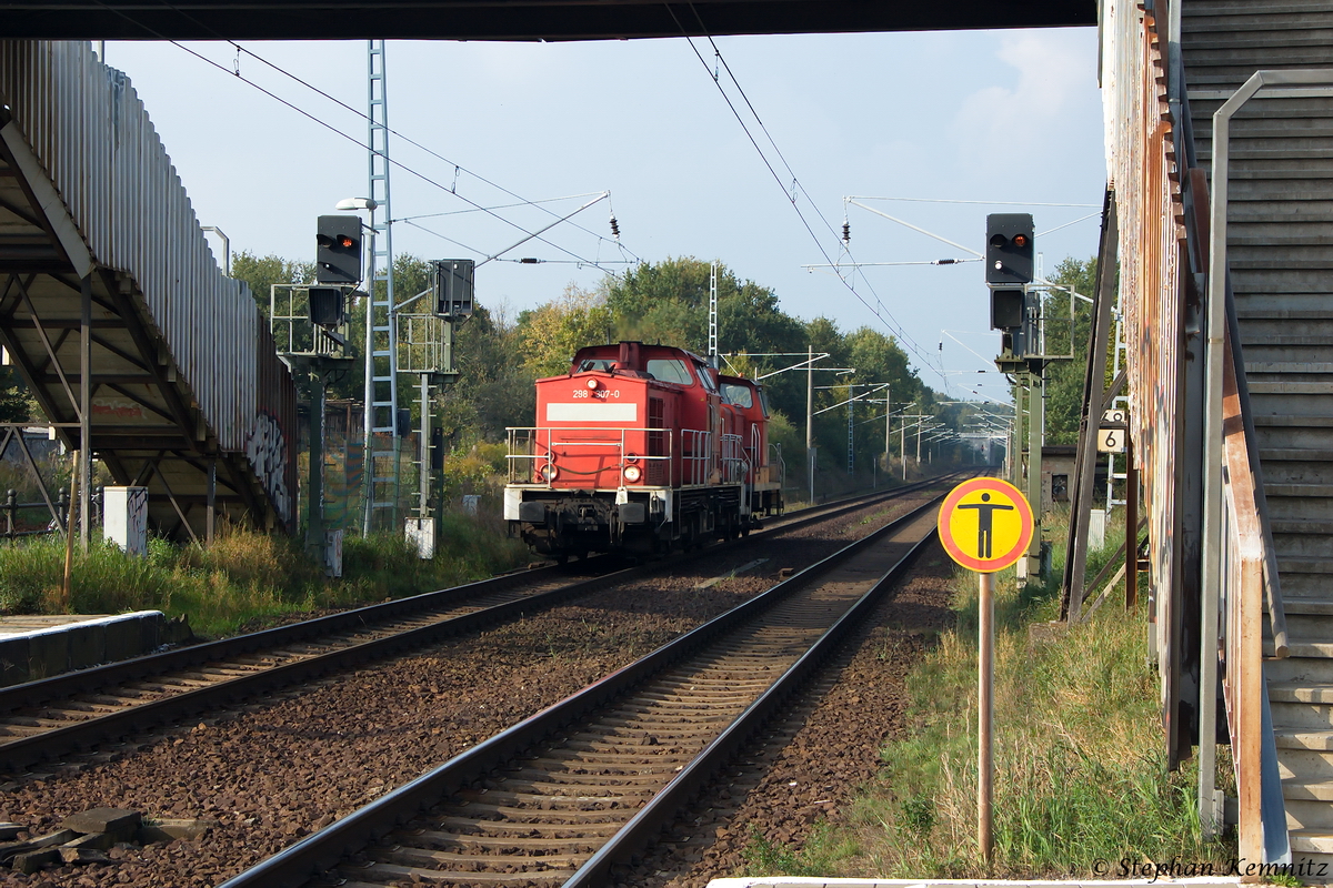 298 307-0 DB Schenker Rail Deutschland AG mit der Wagenlok 362 780-9, bei der Durchfahrt in Marquardt und fuhr weiter in Richtung Golm. 02.10.2014