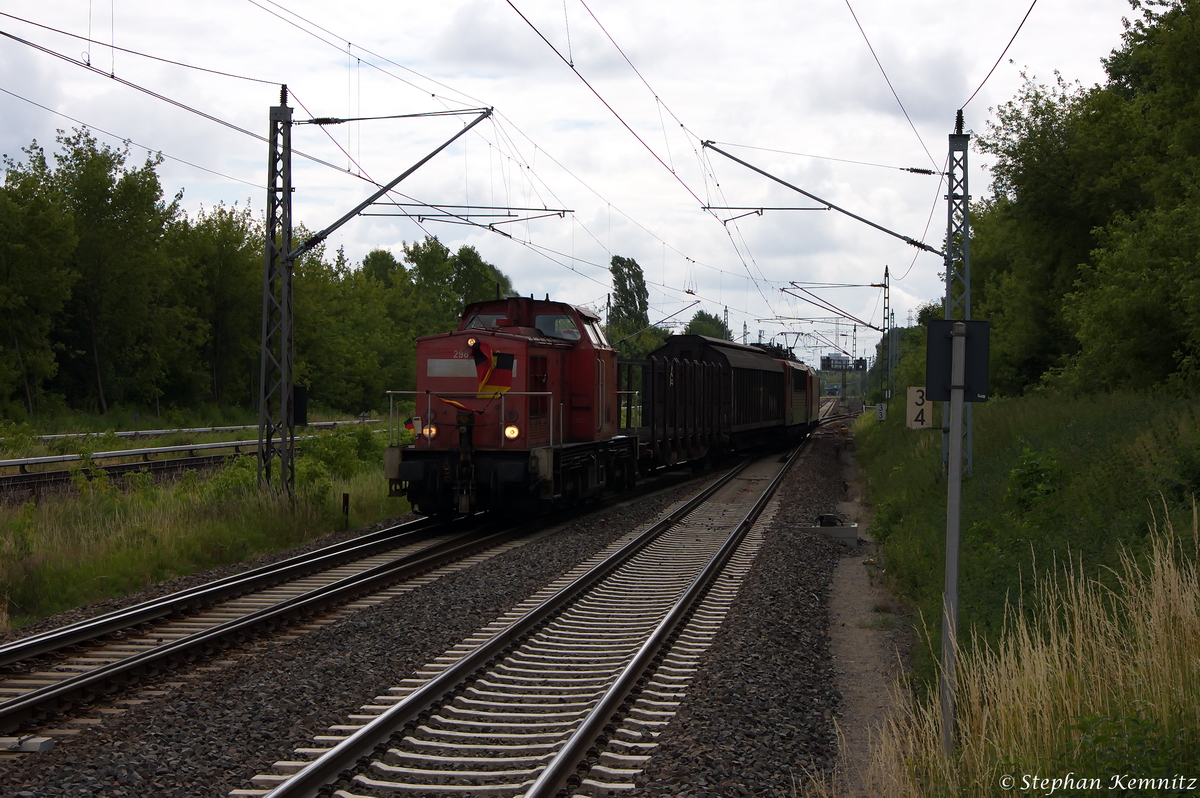 298 309-6 DB Schenker Rail Deutschland AG mit zwei Güterwagen und den zwei E-Loks 155 107-6 und 185 214-4, bei der Durchfahrt in Berlin-Hohenschönhausen und sie fuhr in Richtung Karower Kreuz weiter. 24.06.2014