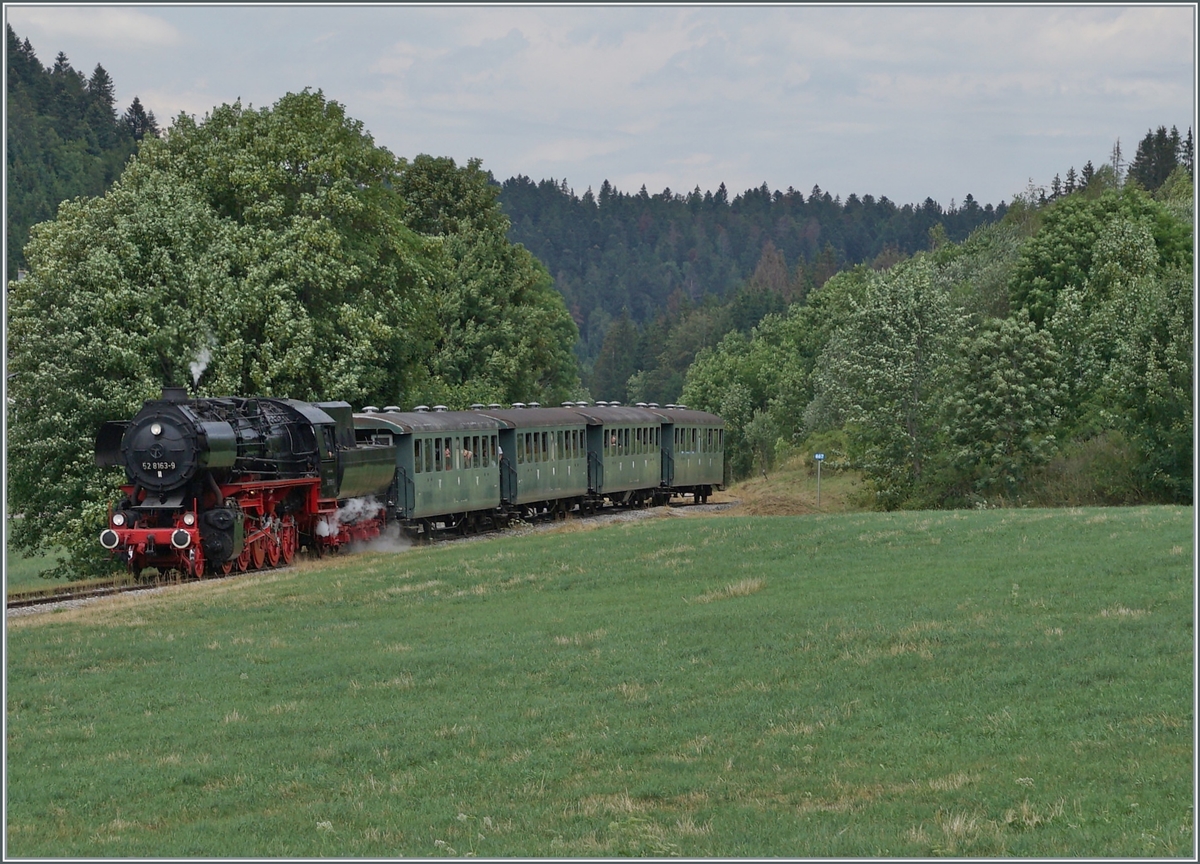 30 ANS CONI'FER /30 Jahre Coni'Fer - Nach der Kreuzung in Le Touillon macht sich die Coni'Fer 52 8163-9 auf den Weg nach Les Hôpitaux Neufs. Sehr schön zu sehe, der Übergang von der Stationshorizontalen in die Steigung. 

15. Juli 2023