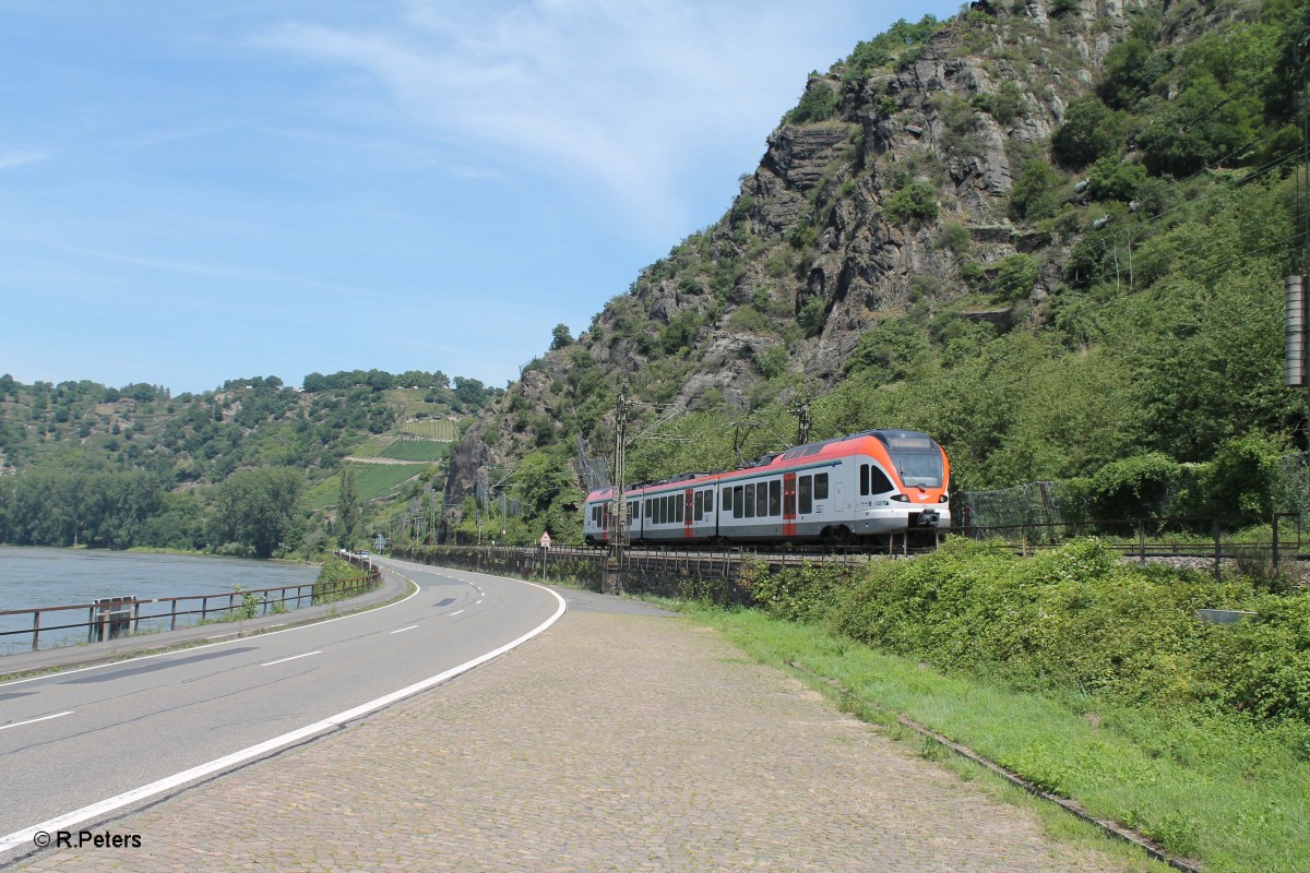 302 als SE25017 Neuwied - Frankfurt/Main kurz hinter der Loreley. 18.07.14