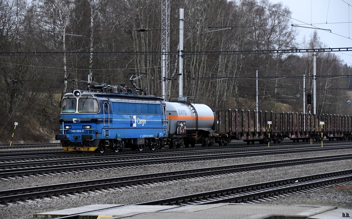 340 055-3 bei der ankunft mit einen mischer in horny dvoriste,08.04.22