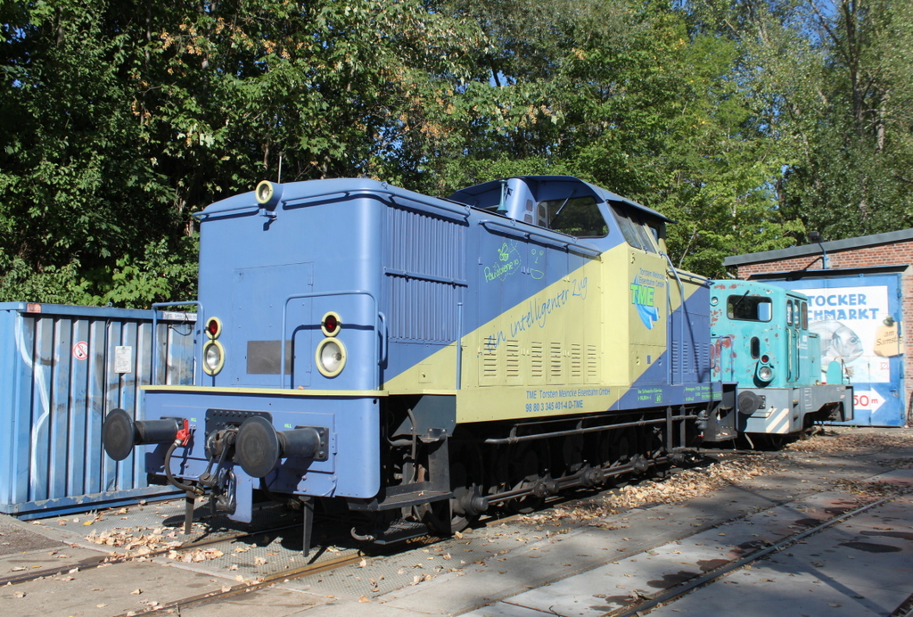 345 401-4+ 312 176-1 waren am Morgen abgestellt vor dem Lokschuppen im Rostocker Fischereihafen.18.08.2018