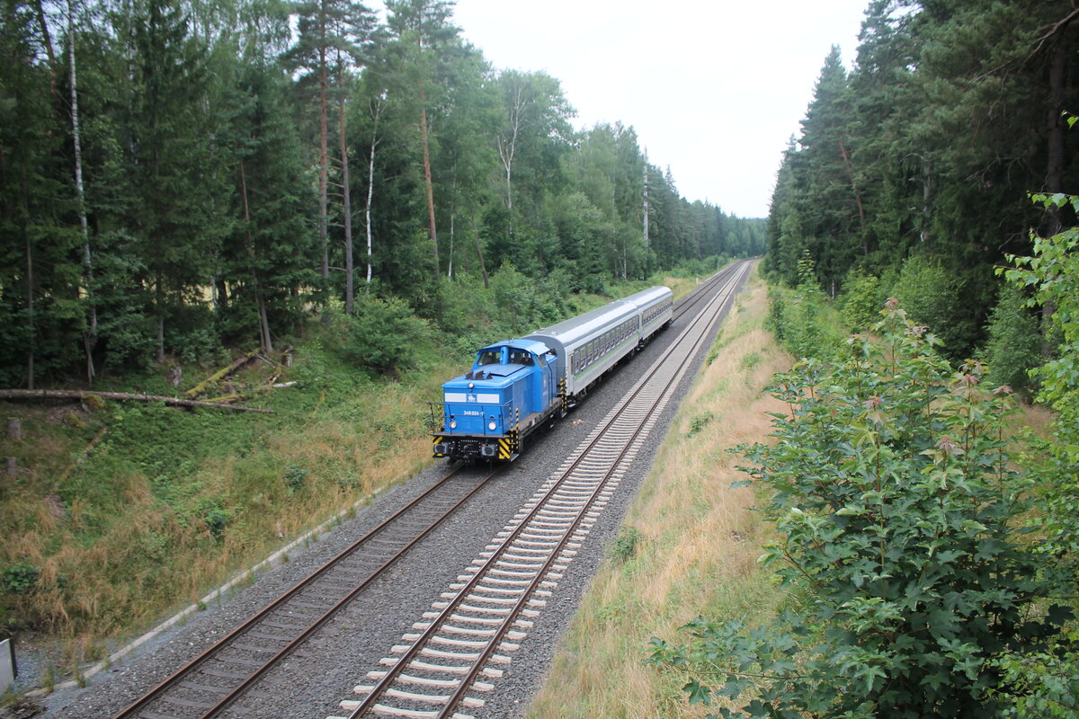 346 024-9 überführt 2 Personen wagen nach Schwandorf, hier auf Höhe des Jagtschloss Fahrenbühl in Richtung Süden. 24.07.21