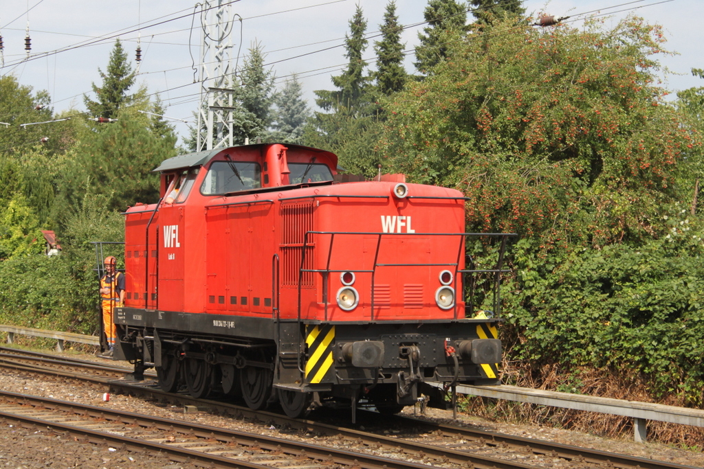 346 727-1 beim Rangieren am Mittag des 19.08.2018 in Rostock-Bramow.