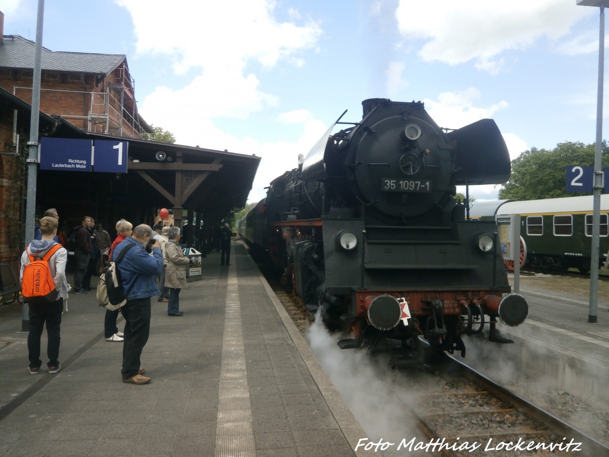 35 1097 als Schlusslicht mit ziel Bergen auf Rgen verlsst den Putbusser Bahnhof am 30.5.15