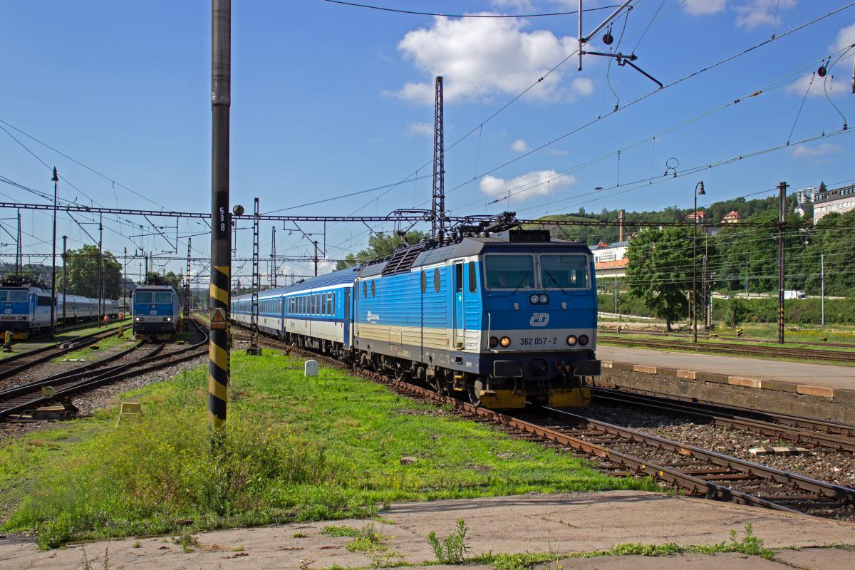 362 057 fhrt mit R 759 von Klatovy nach Praha hl.n. in Smchov ein.