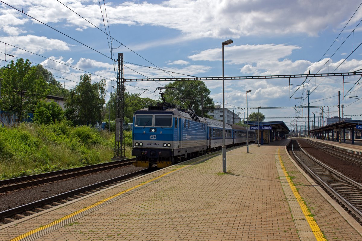 362 125 ist am 21.06.19 mit dem werktglichen Verstrkerzug Sp1901 nach Kutn Hora in Praha-Libeň angekommen. Ein Sp ist ein beschleunigter Nahverkehrszug, der zwischen Os und R steht und hauptschlich Verbindungen im Berufsverkehr abdeckt.