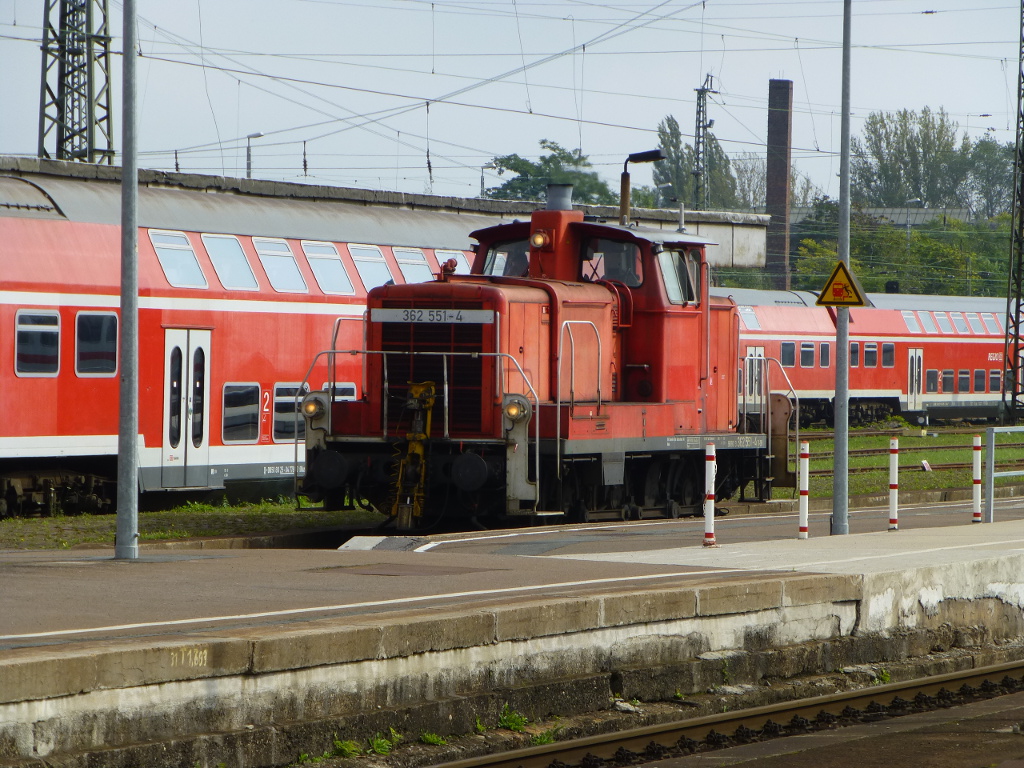 362 511 sorgt in Halle am 20.9.14 für Ordnung, gleich wird sie eine angekommene RB in die Abstellung ziehen.