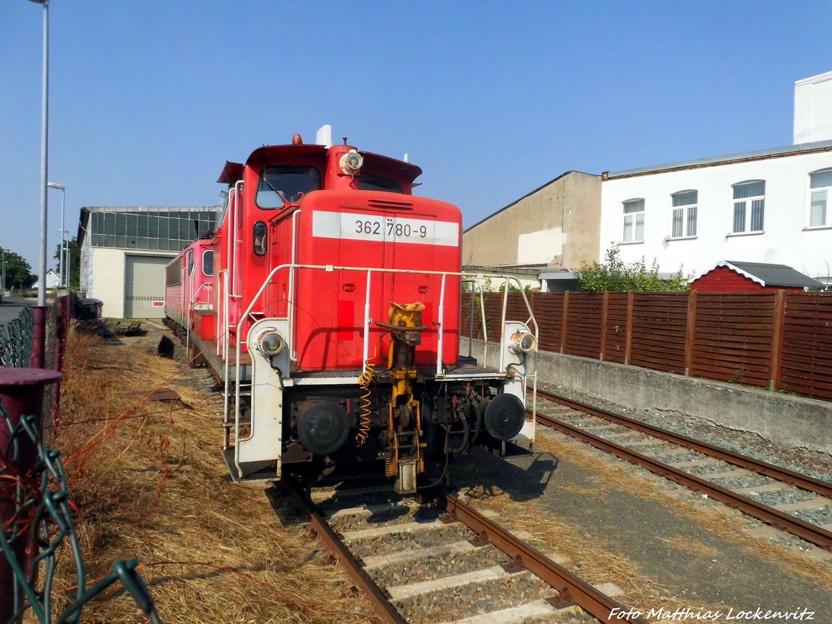 362 780-9 der LEG abgestellt vor der 155 089 in Delitzsch am 10.9.16