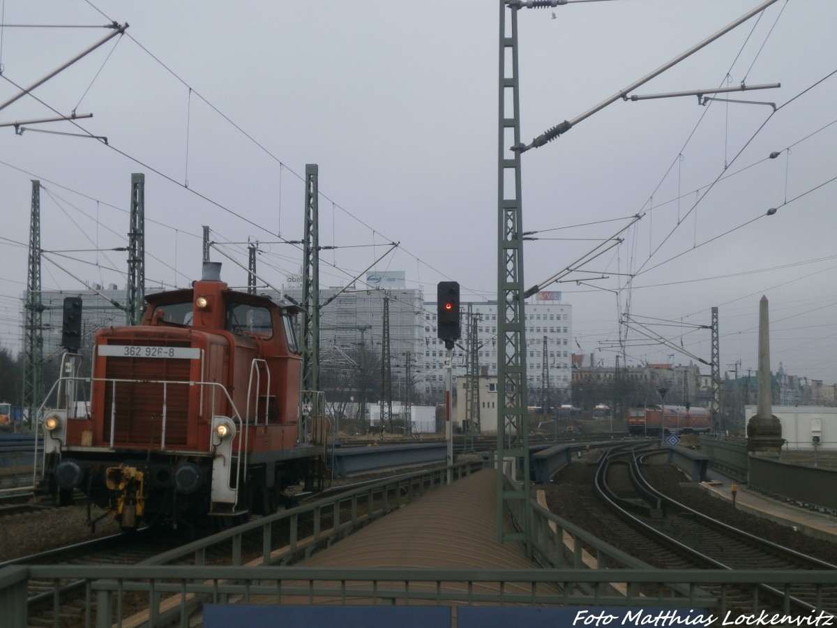 362 926 wartet bis die 143er im Hintergrund die Strecke verlsst im Hallenser Hbf am 12.2.15