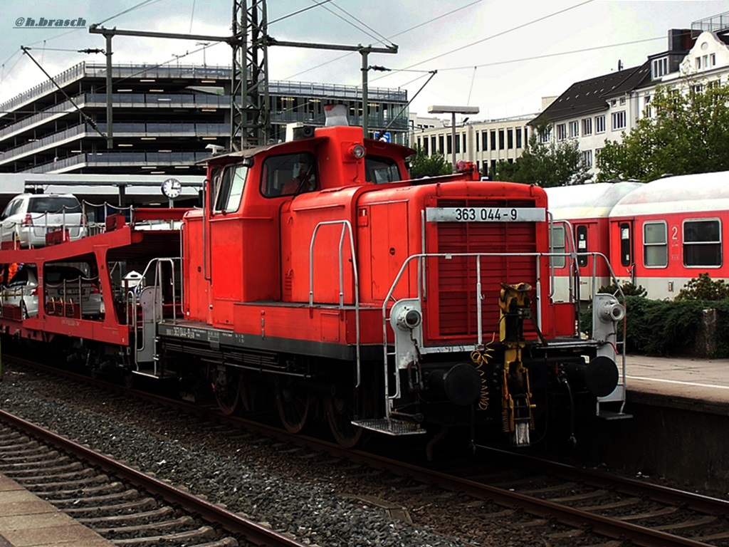 363 044-9 stand mit einen autozug im bhf hh-altona,datum 15.08.14