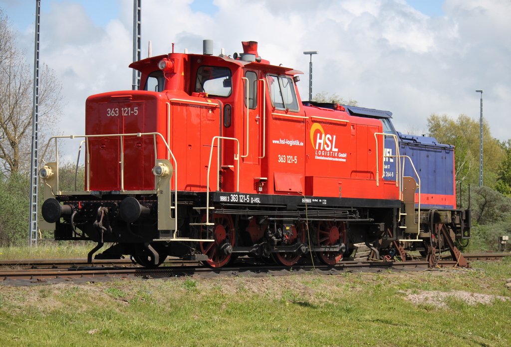 363 121-5 der Firma HSL Logistik GmbH(HSL)stand am 14.05.2015 im Rostocker Seehafen abgestellt.