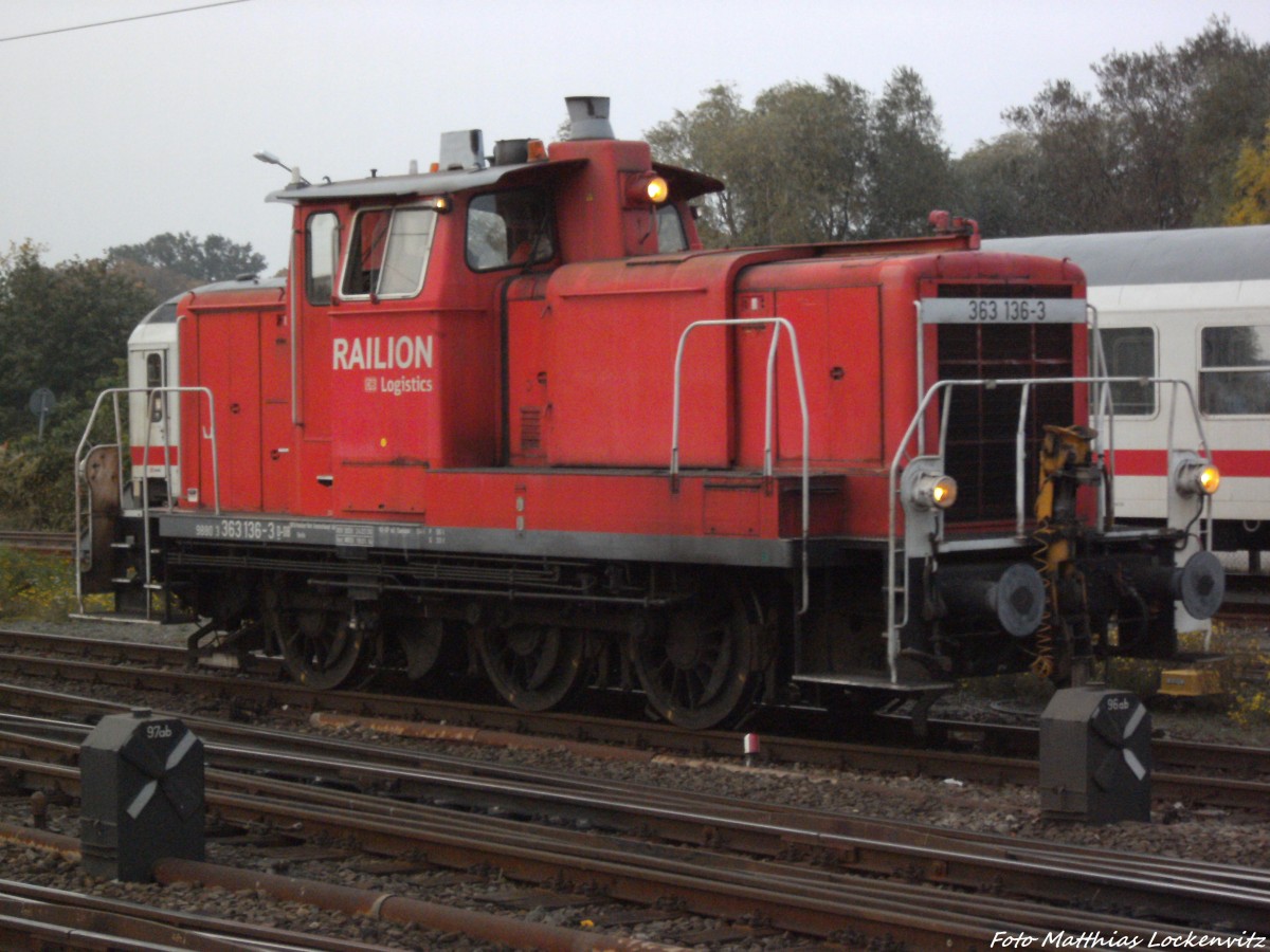 363 136-3 beim Rangieren im Bahnhof Stralsund Hbf am 12.10.13