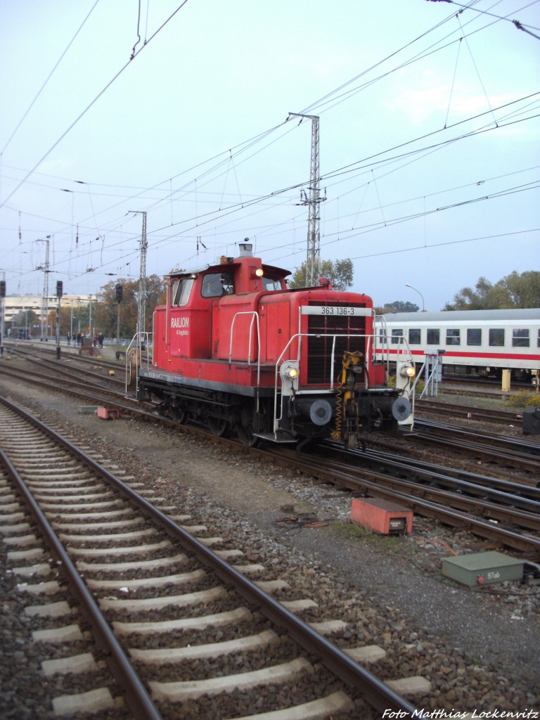 363 136-3 beim Rangieren im Bahnhof Stralsund Hbf am 12.10.13