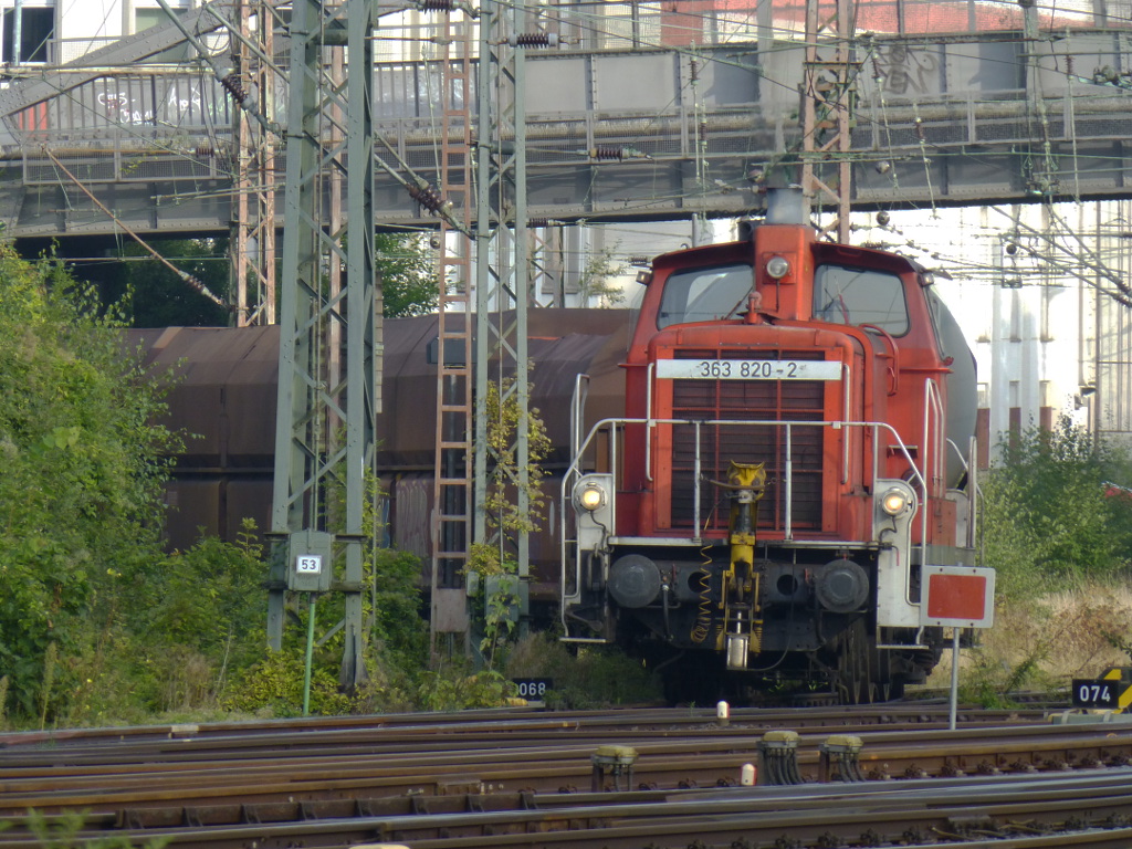 363 820 steht am 19.9.13 mit einigen Gterwagen in der Einfahrt des Hagener Hauptbahnhofes aus Richtung Eckesey. 