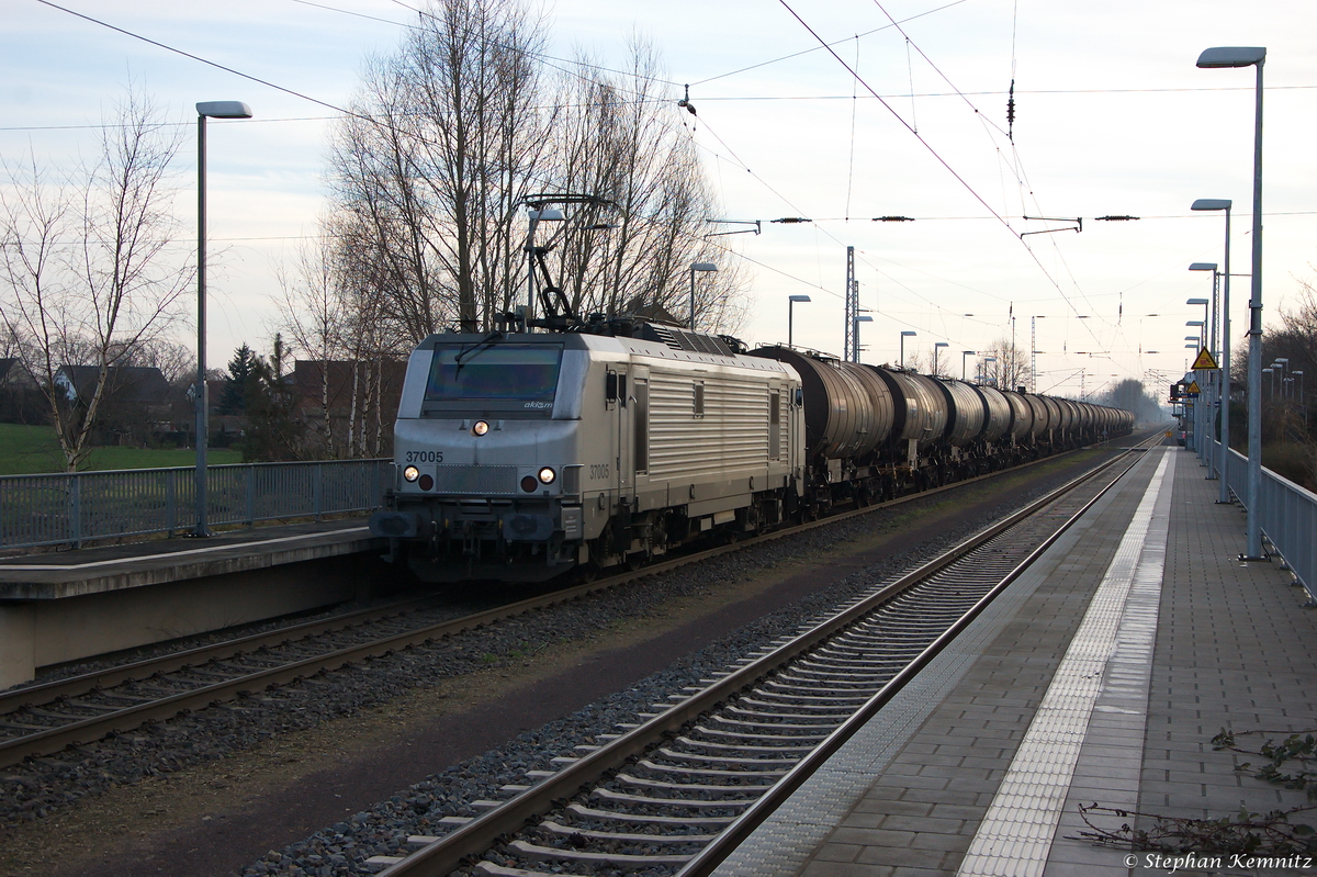 37005 akiem für mcm logistics GmbH mit einem Kesselzug  Umweltgefährdender Stoff, flüssig , bei der Durchfahrt in Eichstedt (Altmark) und fuhr weiter in Richtung Osterburg. Netten Gruß an den Tf! 18.01.2015