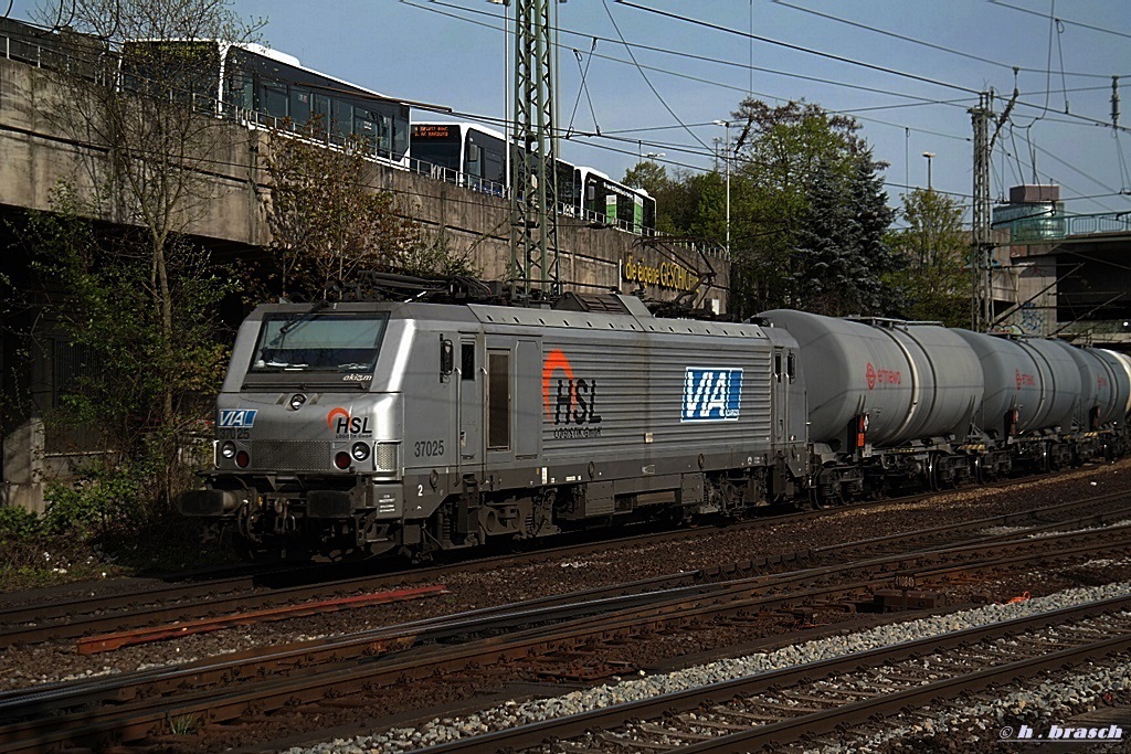 37025 der AKIEM ist mit einen tankzug am 17.04.14 durch hh-harburg gefahren