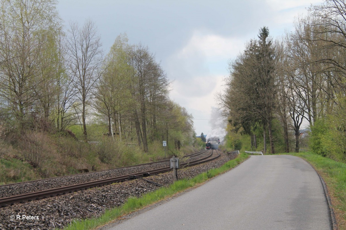 38 1301 und 01 509 kommen langsam um die Kurve bei Wernberg-Köblitz. 14.04.14