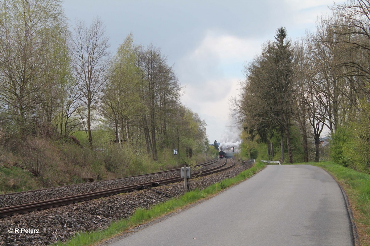 38 1301 und 01 509 kommen langsam um die Kurve bei Wernberg-Köblitz. 14.04.14