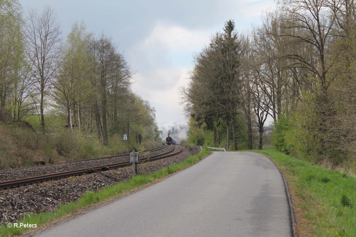 38 1301 und 01 509 kommen langsam um die Kurve bei Wernberg-Köblitz. 14.04.14