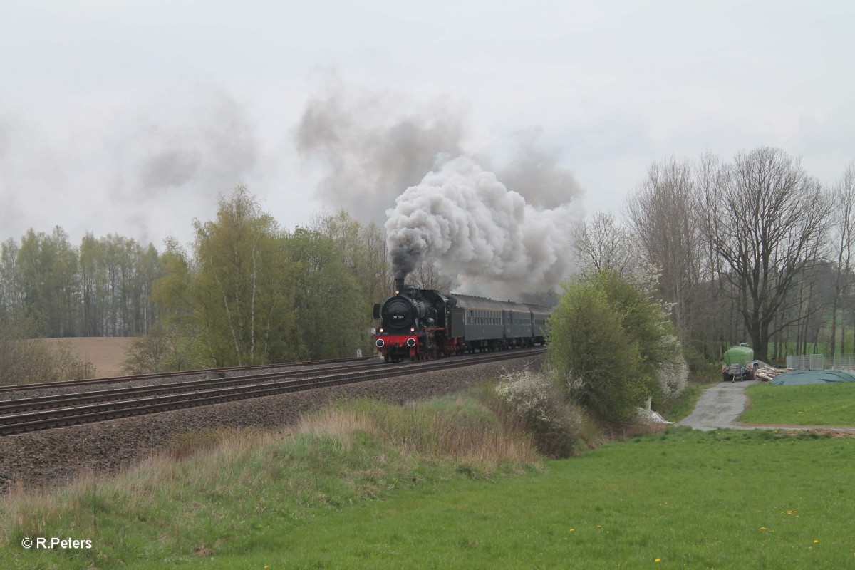 38 1301 beschleunigt ihren Sonderzug aus Linz nach Dresden bei Schönfeld zu Wiesau. 11.04.14