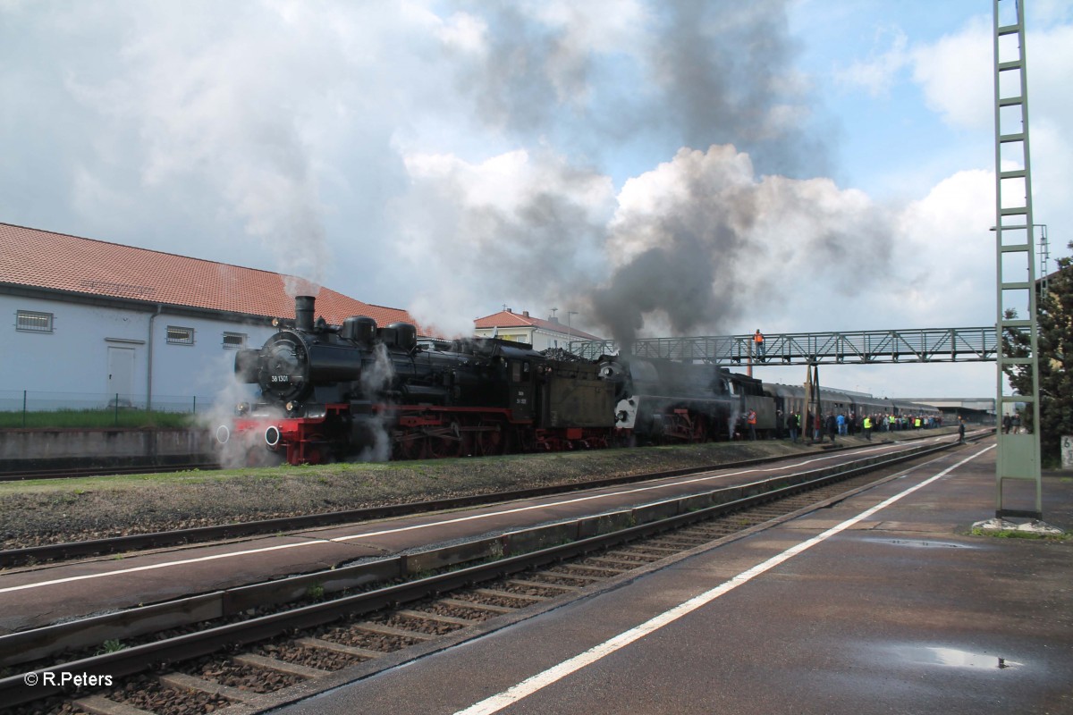 38 1301und 01509 warten auf die Alex Überholung damit die Scheinanfahrt statt finden kann.