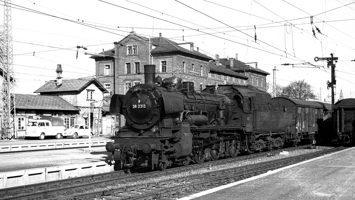 38 2313 (Bw Crailsheim) trifft mit P 2526 aus Lauda in Backnang ein, 22.2.1966 