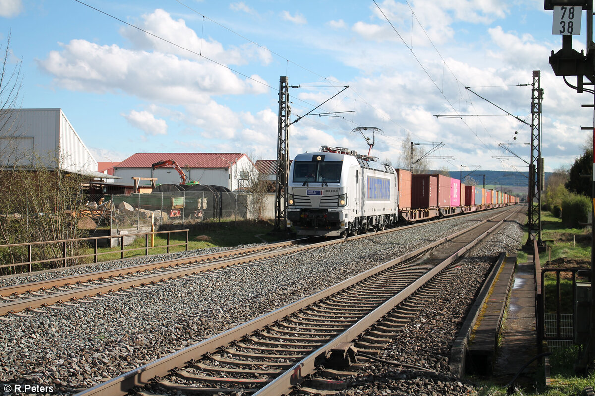 383 438-9 zieht mit einem Containerzug durh Himmelstadt gen Norden. 28.03.24