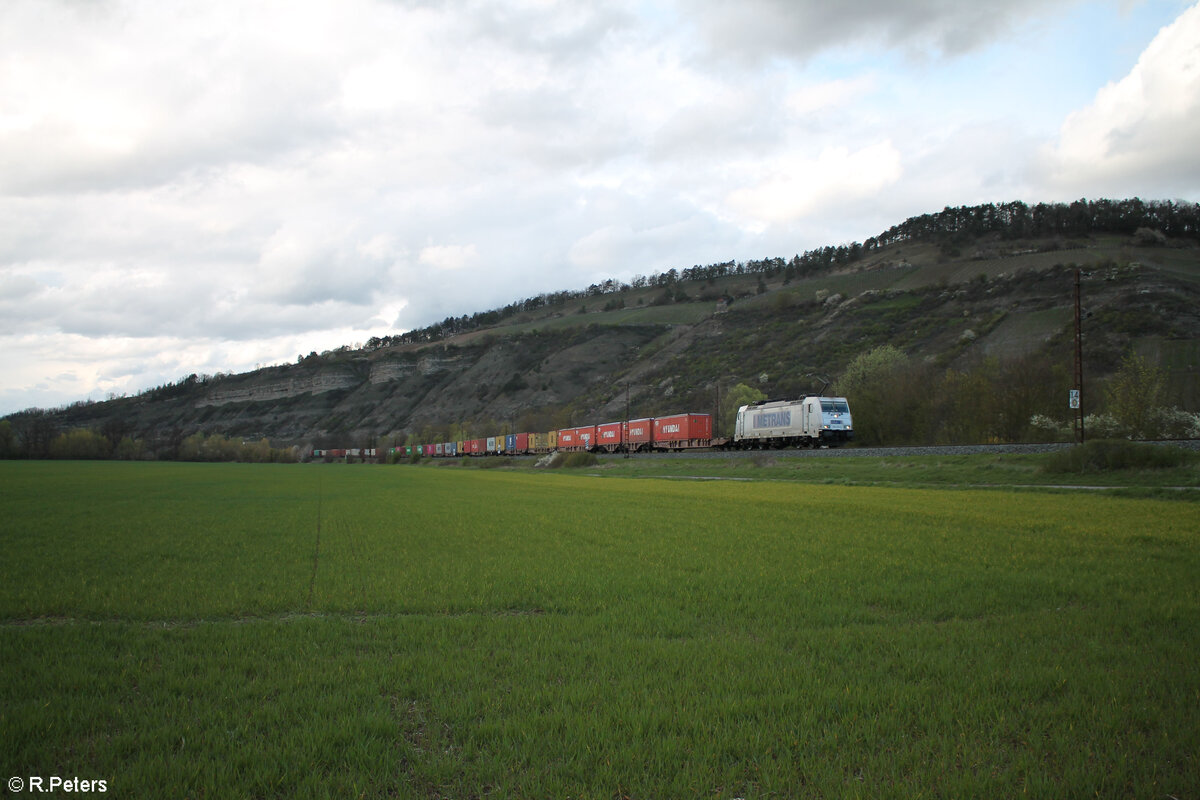 386 004-6 mit ein Containerzug gen Süden bei Thüngersheim. 28.03.24