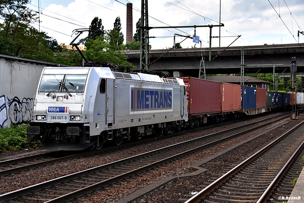 386 007-9 ist mit einen kastenzug durch hh-harburg gefahren,18.06.16