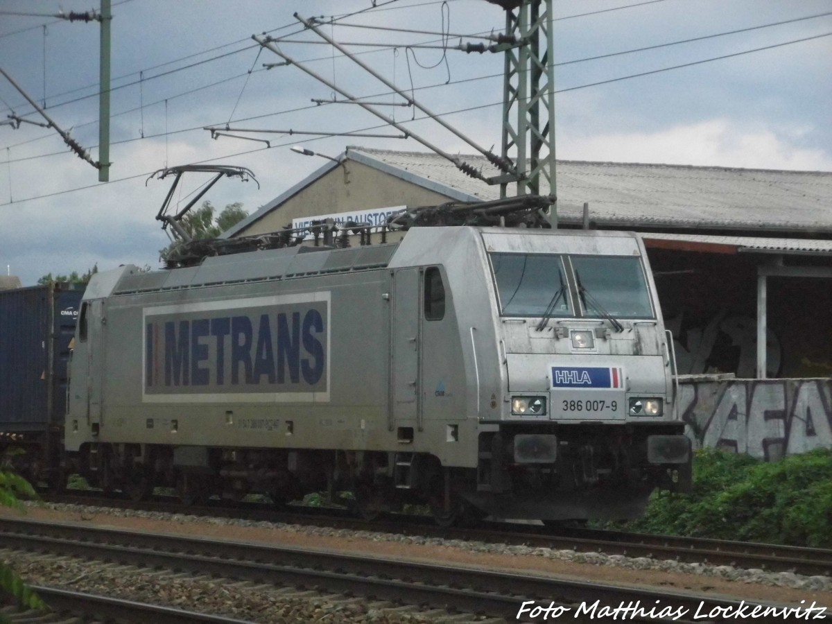 386 007 von Metrans mit einem Gterzug bei der durchfahrt in Delitzsch am 25.8.15