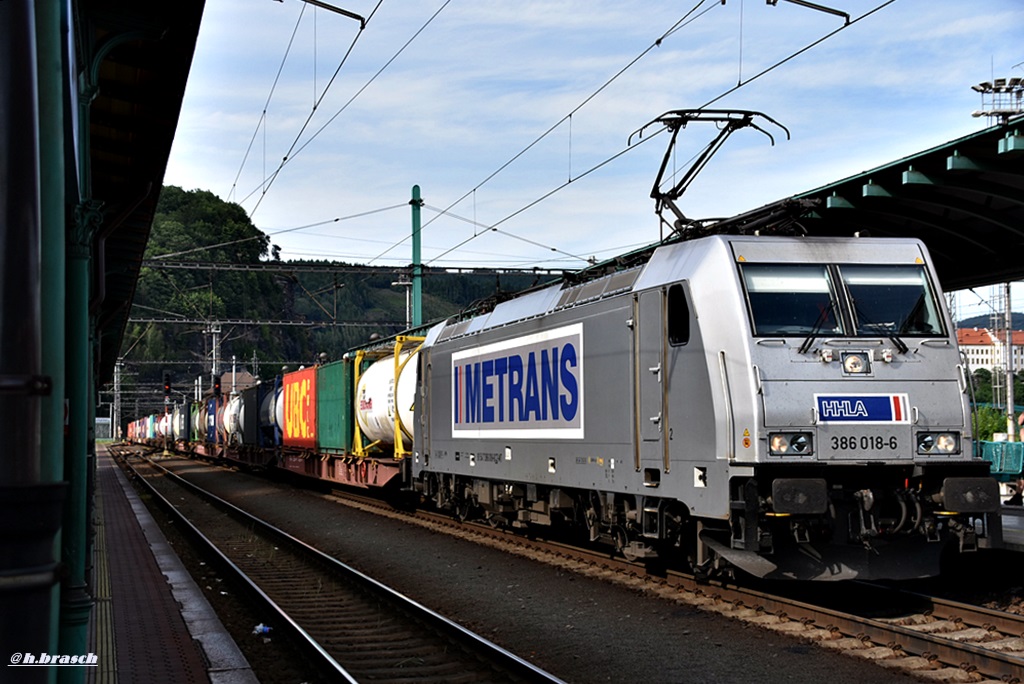 386 018-6 brauste mit einen containerzug durch decin hl.n. 09.06.17