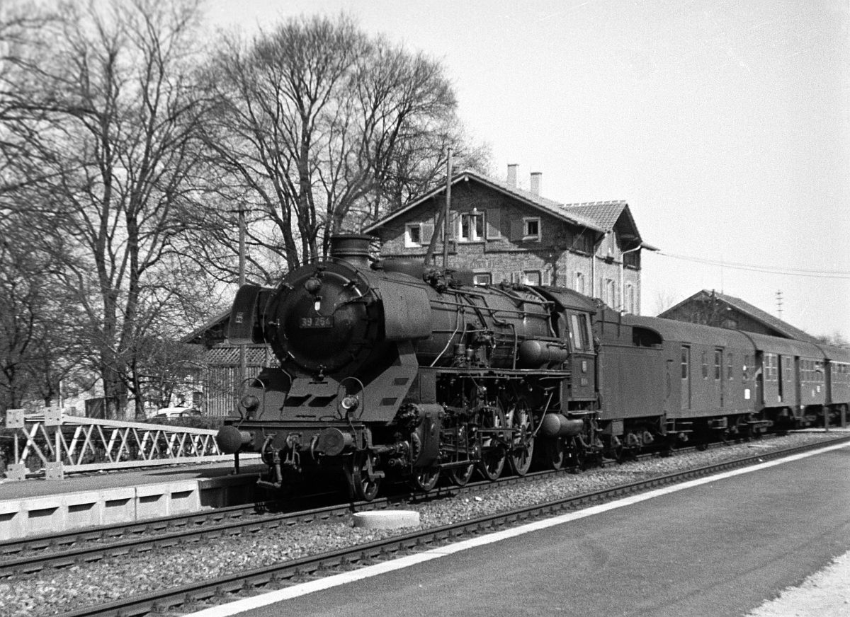 39 254 mit Originaltender 2´2´T31,5 vor P 2740 am 2.4.1965 in Schwaikheim.
Diese Lok wurde als eine der letzten 3 betriebsfähigen P 10 im Januar 1967 z-gestellt 