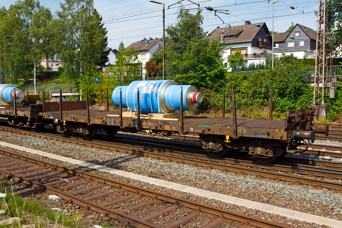 4-achiger Drehgestellflachwagen mit Rungen, Stirnwandklappen und klappbaren Ladeschwellen, jedoch ohne Seitenwandklappen (Gattung Rmms 663) 31 80 3964 236-4 der DB Schenker Rail Deutschland AG, hier am 18.07.2014 in Kreuztal, belanden mit einer Walze der Firma Gontermann-Peipers (Siegen). 

Technische Daten:
Achsanzahl: 4
Ladelänge: 12.644 mm 
Ladebreite: 2.904 mm
Ladefläche: 36,0 m2
Länge über Puffer: 14.040 mm
Drehzapfenabstand: 9.000 mm
Achsabstand im Drehgestell: 1.800 mm
Höchstgeschwindigkeit: 100 km/h
Maximales Ladegewicht: 59 t
Eigengewicht: 19.800 kg