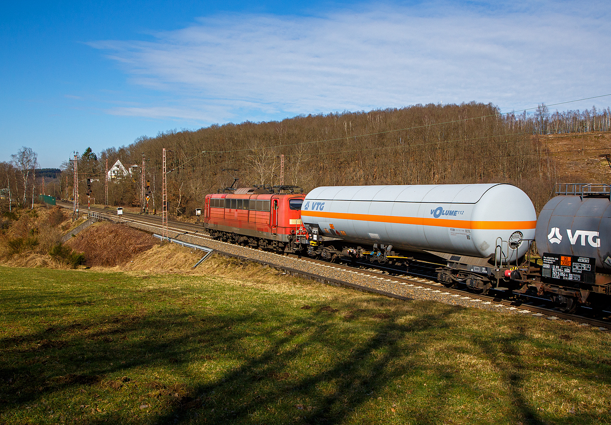 4-achsiger 110 m³-Drehgestell-Druckgaskesselwagen der Gattung Zags (mit Sonnenschutz), 37 84 7814 010-0 NL-VTG, der VTG AG, laut Gefahrguttafel (23/1011) mit Butan (brennbares Gas) beladen, am 02.03.2022 im Zugverband bei einer Zugdurchfahrt bei Rudersdorf (Kr. Siegen) in Richtung Dillenburg.

Dahinter am Zugschluss die nachschiebende an die DB Cargo AG vermietete Railpool 151 099-9 (91 80 6151 099-9 D-Rpool). Später, als ich gerade die Kamera eingepackt hatte, fuhr die 151 099-9 wieder mit einem kurzen Güterzug in Richtung Kreuztal.
