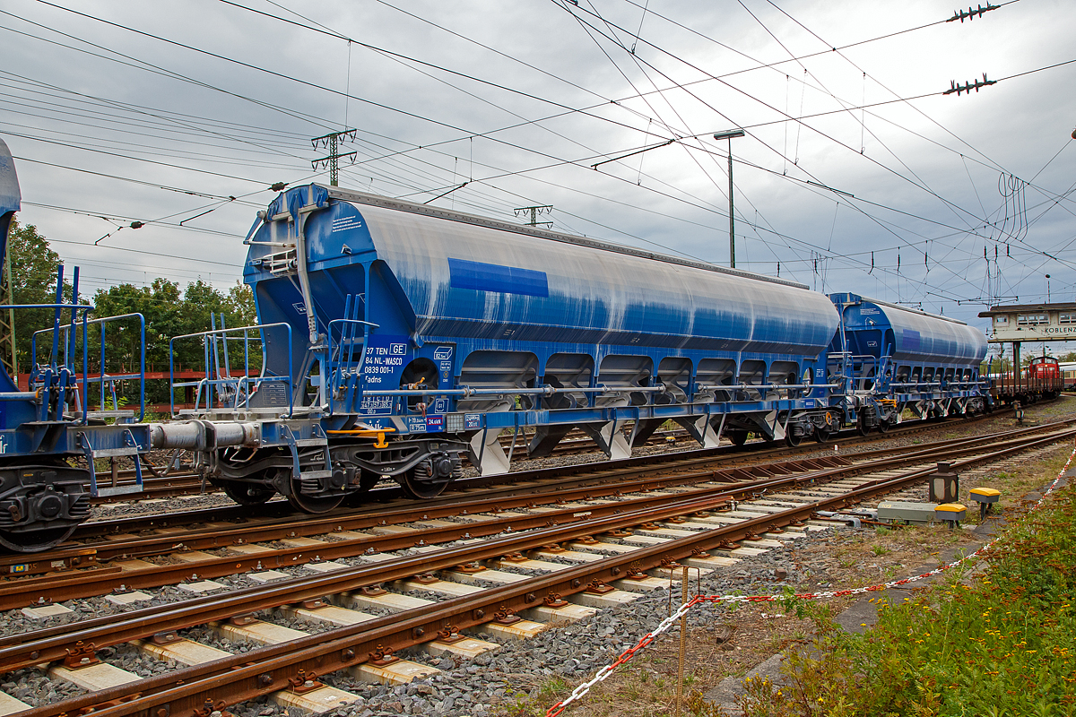 
4-achsiger 82,5 m³ Drehgestell-Trichtermittenentladewagen, 37 84 0839 001-1 NL- WASCO der Gattung Tadns, der Wascosa AG, am 04.09.2020 im Zugverbund beim Rangieren in Koblenz-Lützel.

Der mit einer hohen bilateral kontrollierten Schwerkraftentladung und einem zu öffnenden Dach ausgestattete Wagen ist für den Transport von Kalksteinen und anderen Schüttgütern, die vor Witterungseinflüssen geschützt werden müssen, konzipiert worden. Das Schüttgut wird mit Hilfe der Schwerkraft über die Dachöffnung eingefüllt. Das kontrollierte Entladen wird manuell durchgeführt. Die Entleereinrichtung besteht aus 4 Auslauftrichtern die mit je 2 Klappen verschlossen sind und manuell per Hebel, einzeln von den beiden Plattformen an den Wagenenden aus betätigt werden. Die Komplette Entladung des Wagens ist durch Öffnung auf nur einer Seite möglich. Die Entladung des Wagens erfolgt auf Förderbändern oder in unterirdische Bunker.


TECHNISCHE DATEN:
Hersteller: Astra Rail Industries (Rumänien) 
Spurweite: 1.435 mm
Länge über Puffer : 19.040 mm
Drehzapfenabstand: 14.000 mm
Achsabstand im Drehgestell: 1.800 mm
Eigengewicht: 24.680 kg
Höchstgeschwindigkeit:  100  km/h (beladen) / 120 km/h (leer)
Maximales Ladegewicht: 65,3 t (Streckenklasse D oder höher)
Kleinster bef. Gleisbogenradius:   75 m
Rauminhalt: 82,5 m³
Ladeöffnung: 15.080 x 1.200 mm
Dach: Spritzwasserfestes Hub-/Schwenkdach mit Handbetätigung
Drehgestell-Typ: Y25Lsd-KP1
Laufraddurchmesser: 920 mm (neu)
Bremse: KE-GP-A
Intern. Verwendungsfähigkeit: TEN GE